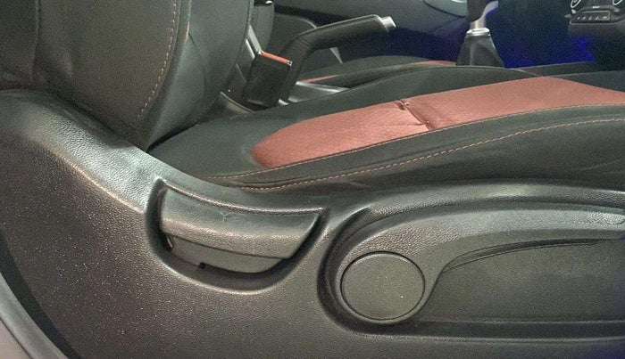 2017 Hyundai Creta SX PLUS 1.6 PETROL DUAL TONE, CNG, Manual, 35,117 km, Driver Side Adjustment Panel