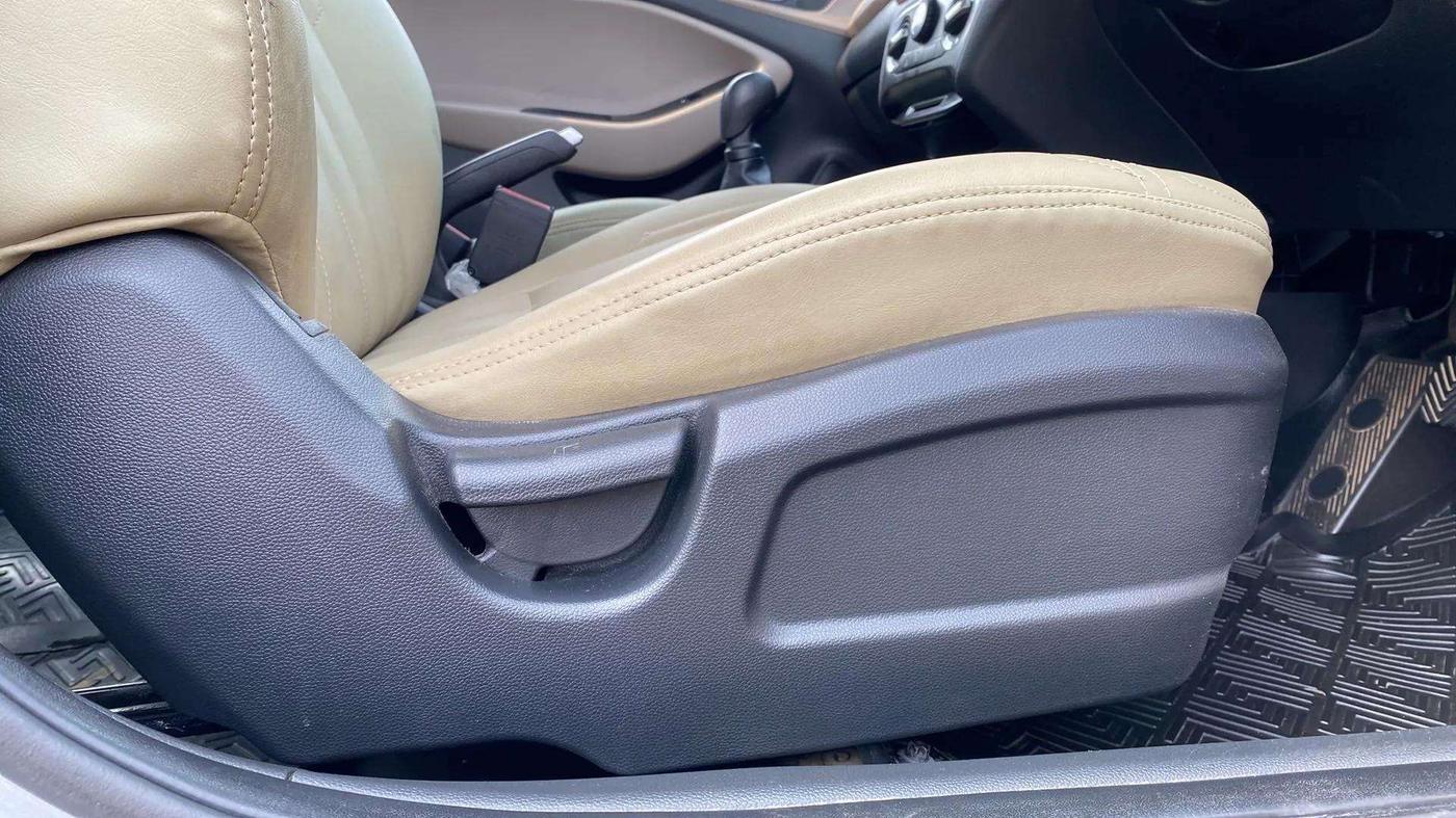 2019 Hyundai Elite i20 MAGNA PLUS 1.2, Petrol, Manual, 31,914 km, Driver Side Adjustment Panel