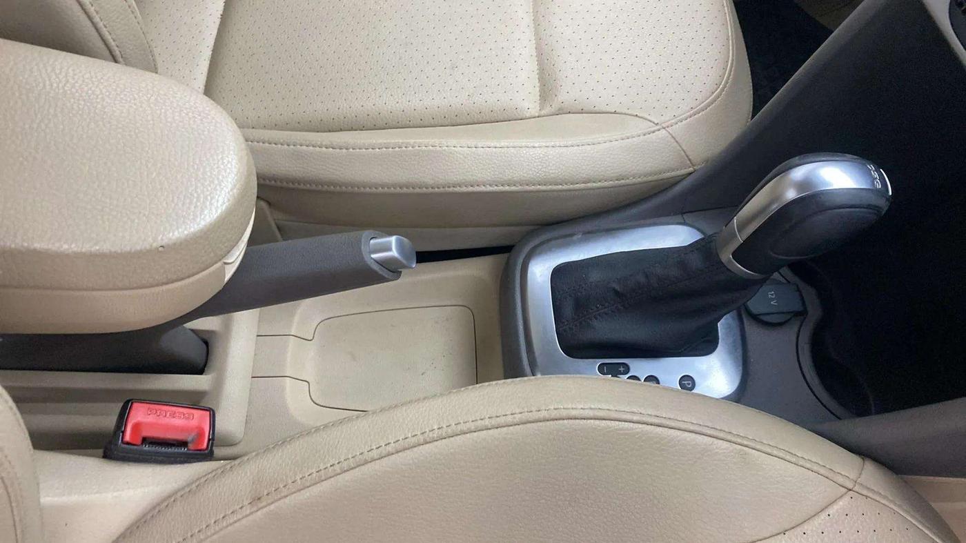 2015 Volkswagen Vento HIGHLINE PETROL AT, Petrol, Automatic, 42,180 km, Gear Lever