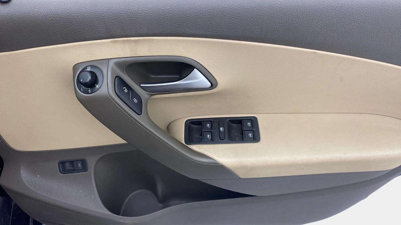 2015 Volkswagen Vento HIGHLINE PETROL AT, Petrol, Automatic, 42,180 km, Driver Side Door Panels Control