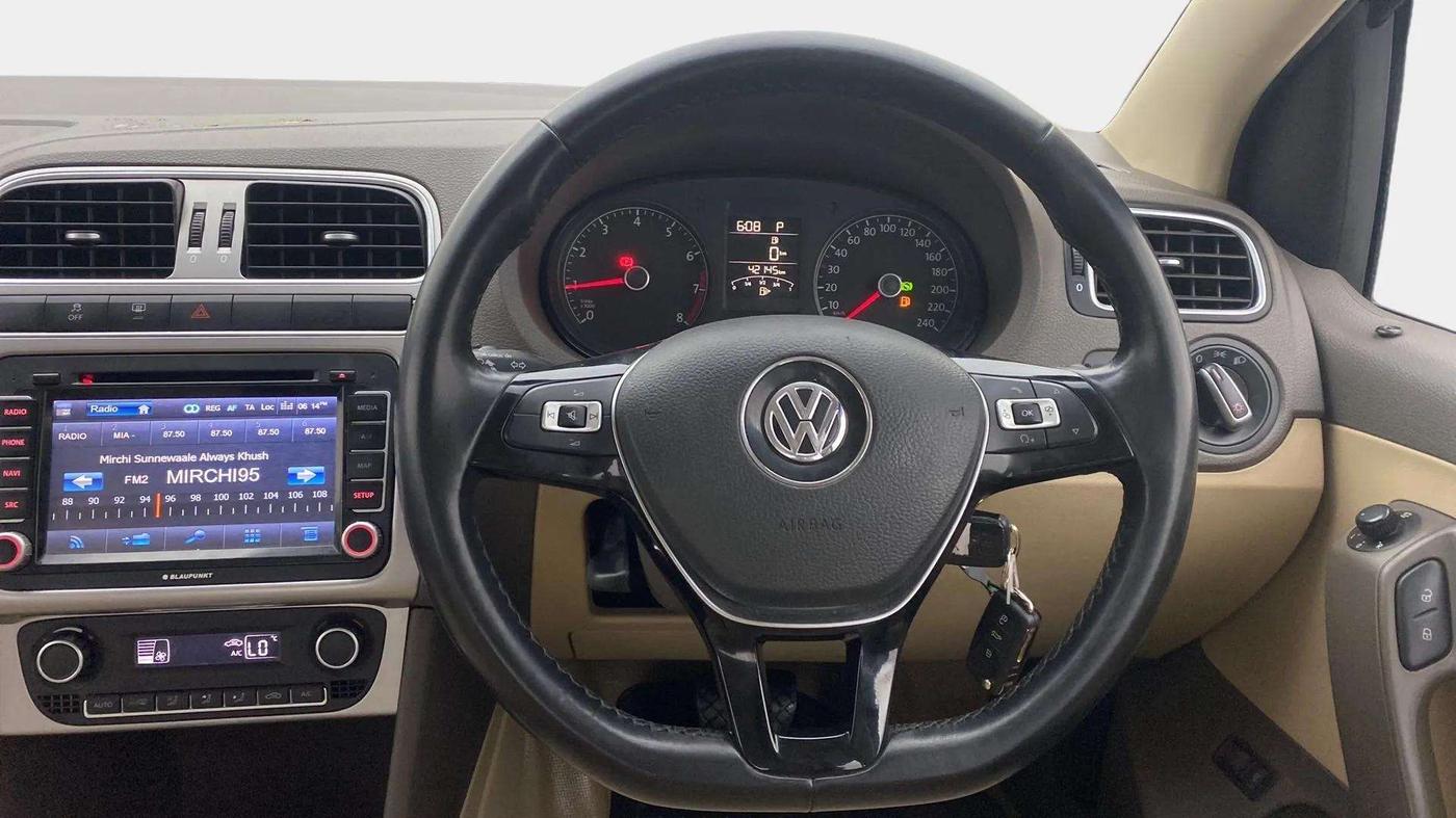 2015 Volkswagen Vento HIGHLINE PETROL AT, Petrol, Automatic, 42,180 km, Steering Wheel Close Up
