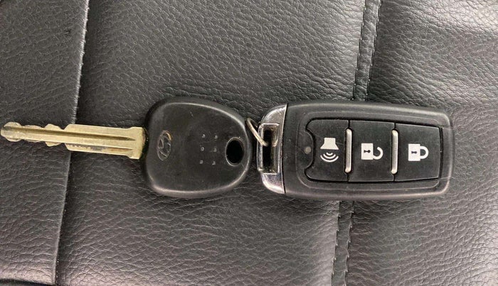 2015 Hyundai Eon ERA +, Petrol, Manual, 75,228 km, Key Close Up