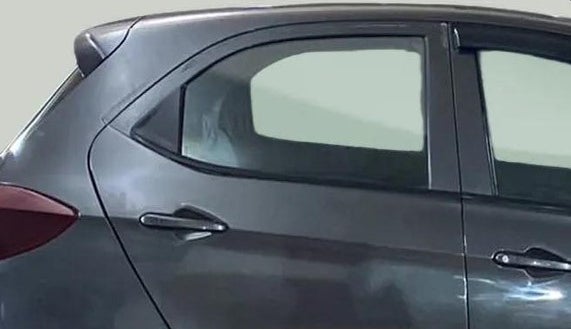 2022 Tata Tiago XT CNG, CNG, Manual, 43,369 km, Right rear door - Door visor damaged