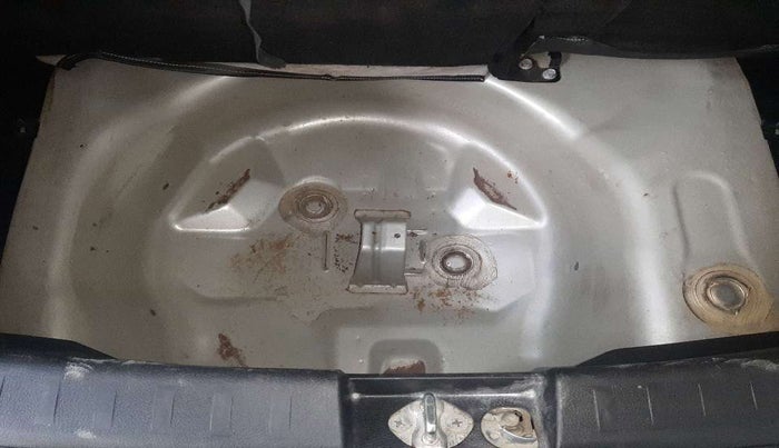 2016 Maruti Swift LXI, Petrol, Manual, 75,111 km, Boot floor - Slight discoloration