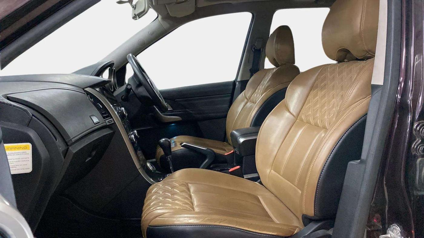 2019 Mahindra XUV500 W11 AT, Diesel, Automatic, 55,771 km, Right Side Front Door Cabin