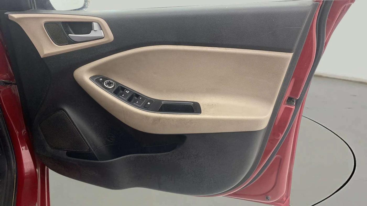 2017 Hyundai Elite i20 SPORTZ 1.2, CNG, Manual, 1,13,359 km, Driver Side Door Panels Control