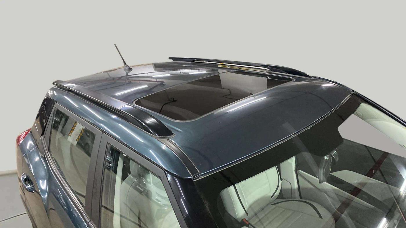 2022 Mahindra XUV300 W6 1.2 PETROL AMT, Petrol, Automatic, 13,372 km, Roof