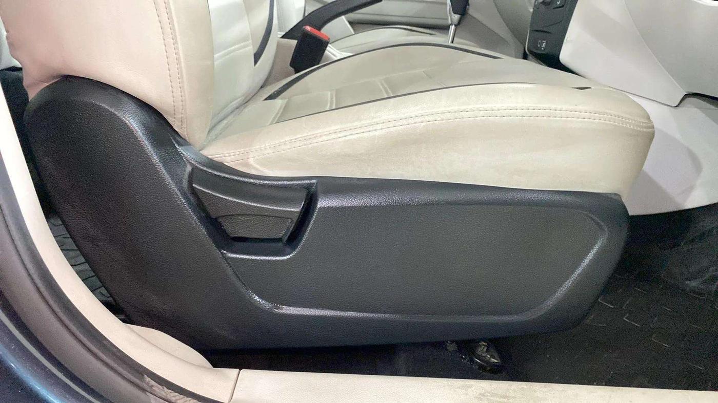 2022 Mahindra XUV300 W6 1.2 PETROL AMT, Petrol, Automatic, 13,372 km, Driver Side Adjustment Panel
