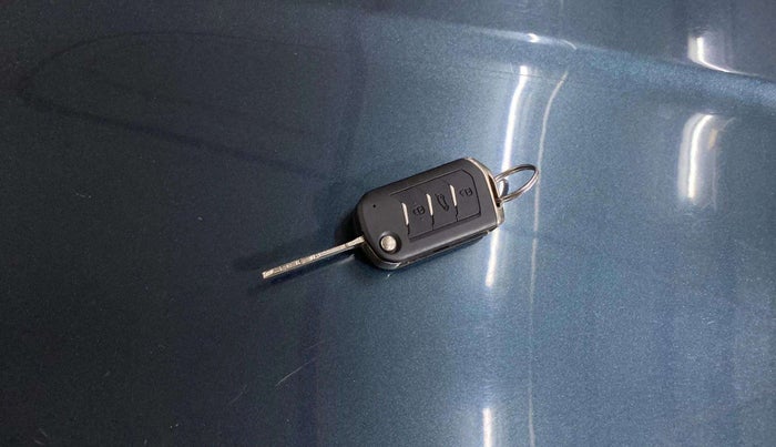 2022 Mahindra XUV300 W6 1.2 PETROL AMT, Petrol, Automatic, 13,372 km, Key Close Up