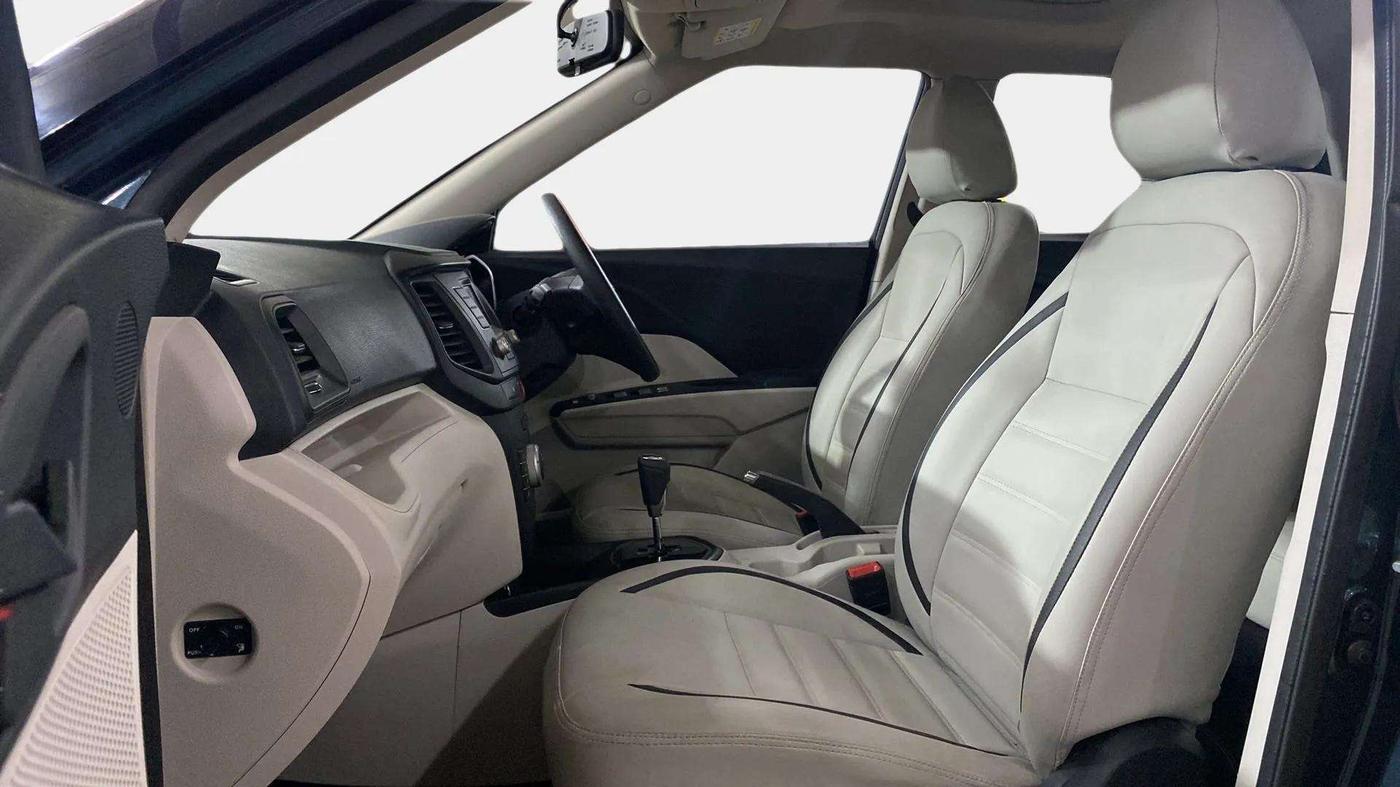 2022 Mahindra XUV300 W6 1.2 PETROL AMT, Petrol, Automatic, 13,372 km, Right Side Front Door Cabin