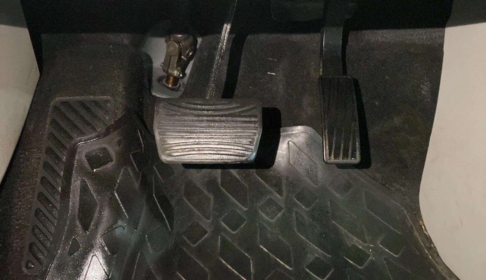 2022 Mahindra XUV300 W6 1.2 PETROL AMT, Petrol, Automatic, 13,372 km, Pedals