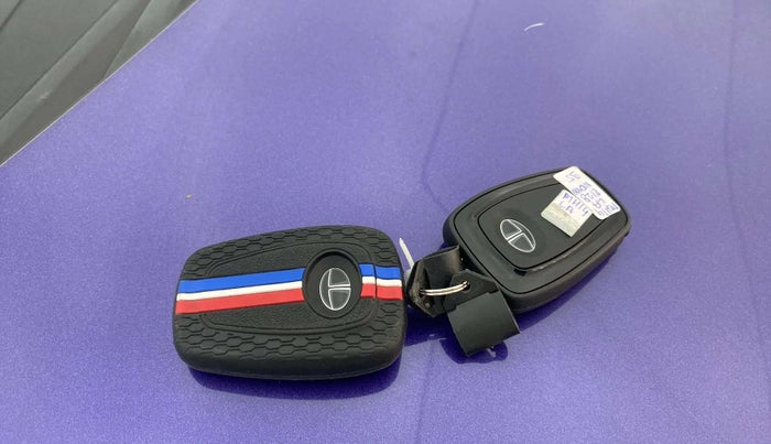 2023 Tata NEXON FEARLESS + SUNROOF DCA DUAL TONE 1.2 PETROL, Petrol, Automatic, 14,540 km, Key Close Up