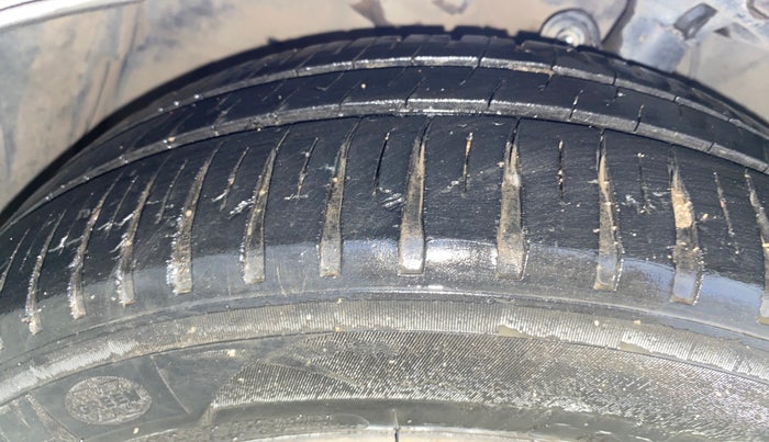 2016 Honda City 1.5L I-VTEC VX CVT, Petrol, Automatic, 1,04,189 km, Left Front Tyre Tread