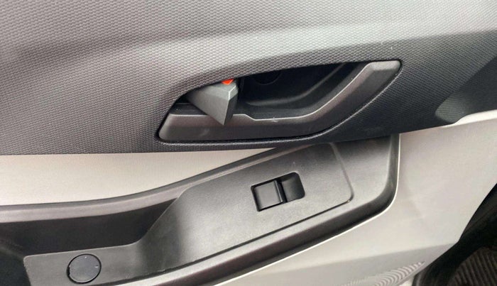2021 Tata Tiago XT PETROL, Petrol, Manual, 34,943 km, Left front window switch / handle - Minor damage
