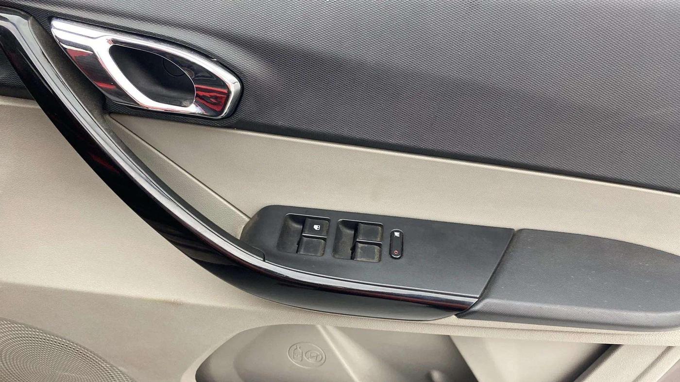 2018 Tata Tiago XZ PETROL, Petrol, Manual, 42,415 km, Driver Side Door Panels Control