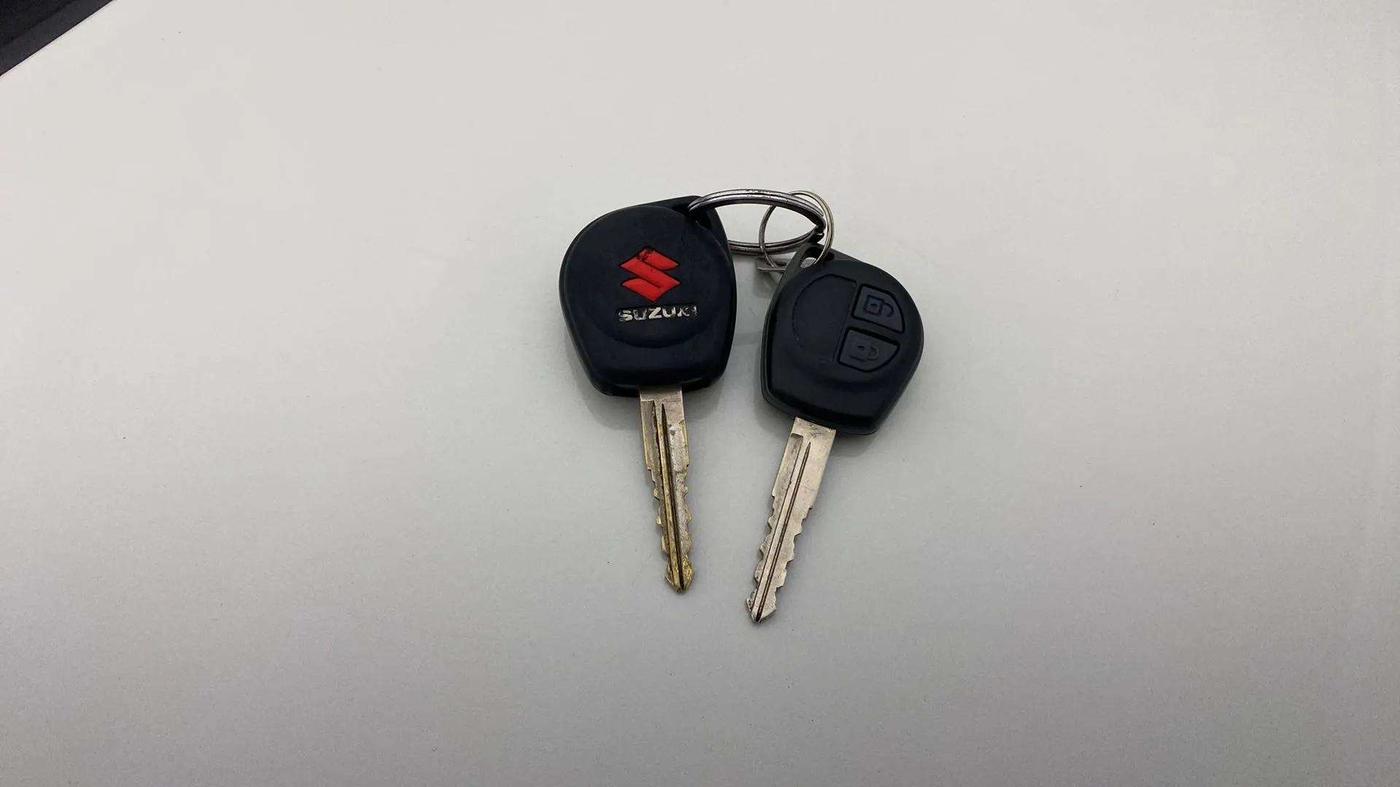 2017 Maruti Swift VXI O, Petrol, Manual, 38,470 km, Key Close Up