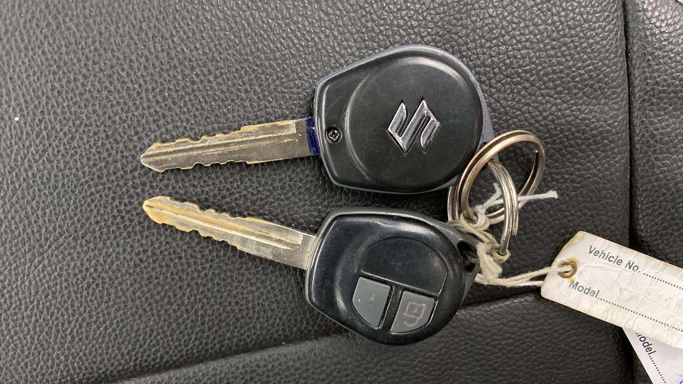 2014 Maruti Swift VXI, Petrol, Manual, 70,712 km, Key Close Up