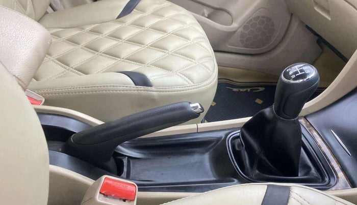 2016 Maruti Ciaz VXI, CNG, Manual, 49,410 km, Gear Lever