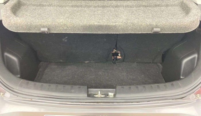 2015 Maruti Swift LXI, Petrol, Manual, 17,141 km, Boot Inside