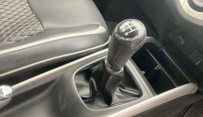 2016 Maruti Baleno DELTA PETROL 1.2, Petrol, Manual, 57,421 km, Gear lever - Knob has minor damage