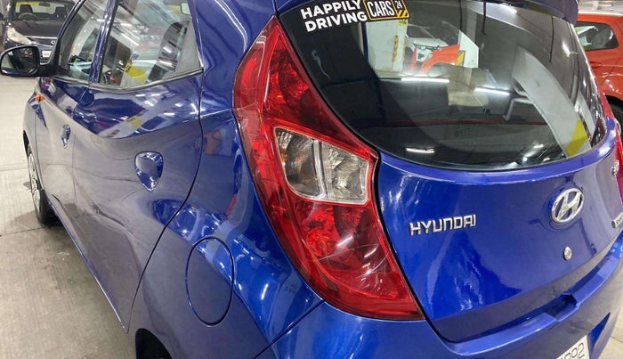 2015 Hyundai Eon SPORTZ, Petrol, Manual, 1,02,274 km, Left tail light - Minor scratches