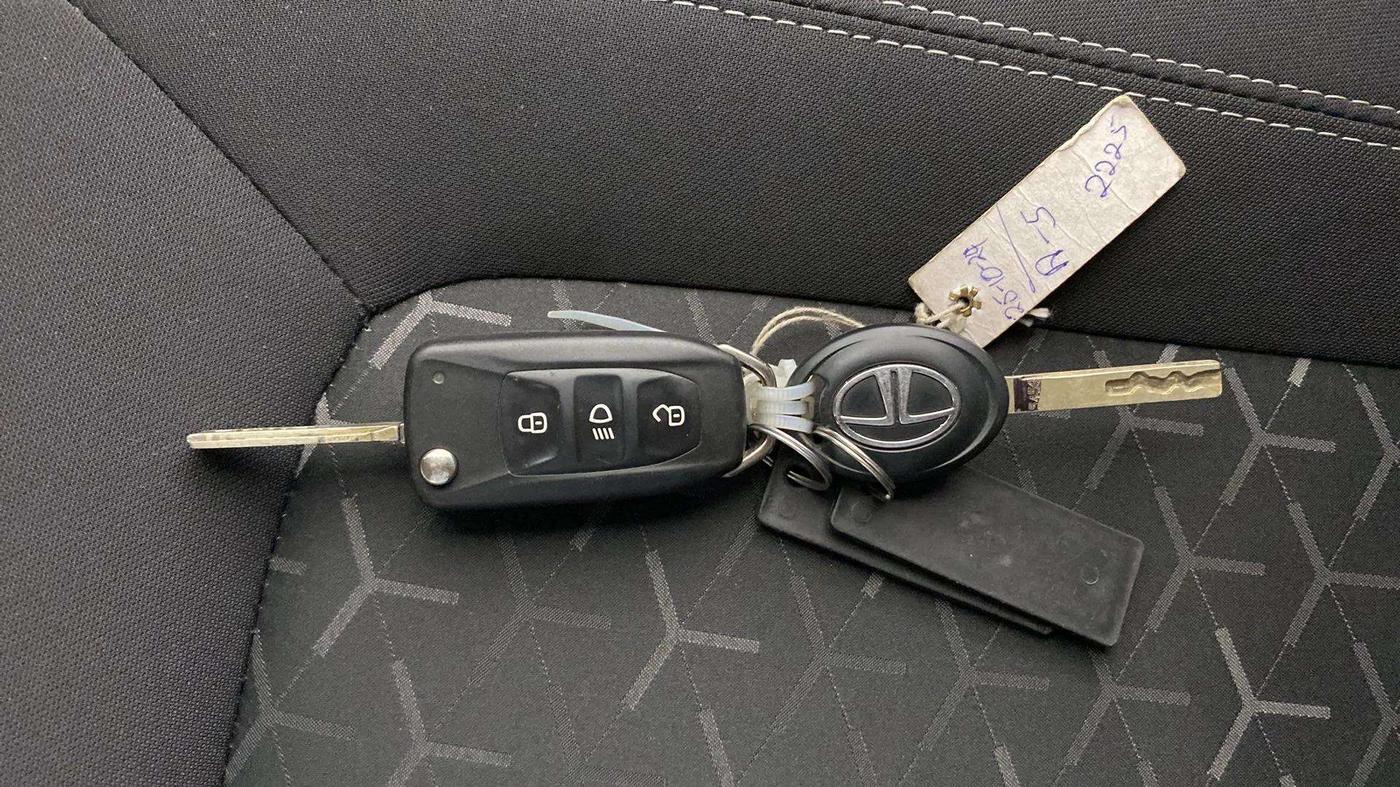 2022 Tata NEXON XM SUNROOF PETROL, Petrol, Manual, 54,545 km, Key Close Up