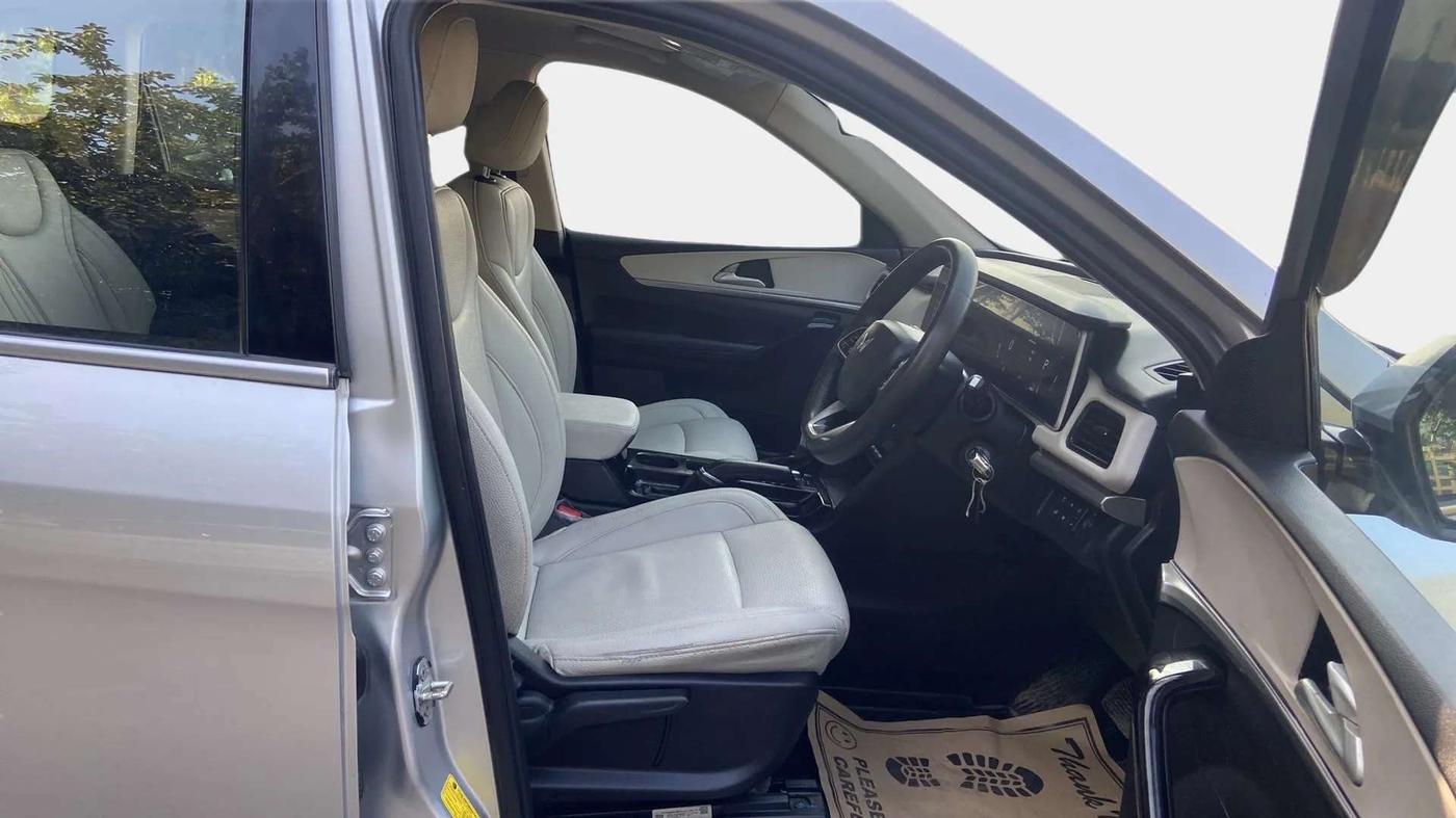 2022 Mahindra XUV700 AX 5 D AT 5 STR, Diesel, Automatic, 36,882 km, Right Side Front Door Cabin