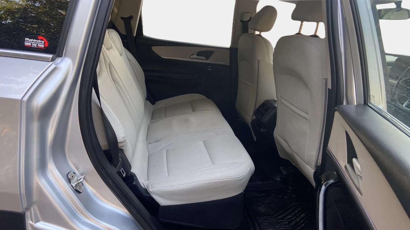 2022 Mahindra XUV700 AX 5 D AT 5 STR, Diesel, Automatic, 36,882 km, Right Side Rear Door Cabin
