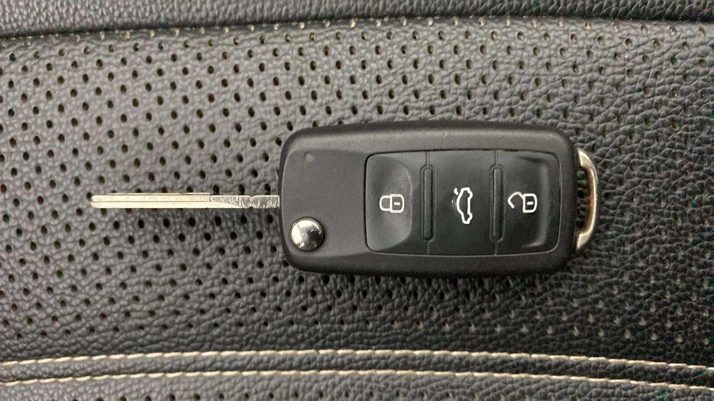 2019 Skoda Rapid AMBITION 1.6 MPI MT, Petrol, Manual, 92,999 km, Key Close Up