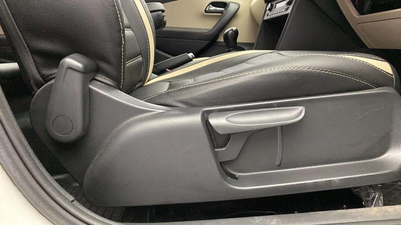 2019 Skoda Rapid AMBITION 1.6 MPI MT, Petrol, Manual, 92,999 km, Driver Side Adjustment Panel