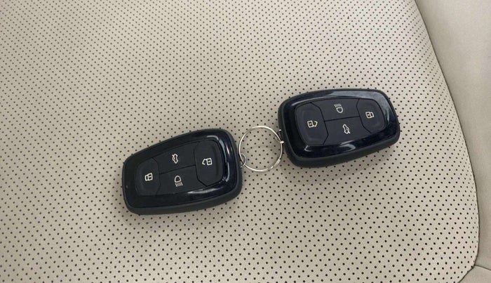 2022 Tata NEXON XZ PLUS SUNROOF PETROL DUAL TONE, Petrol, Manual, 24,244 km, Key Close Up