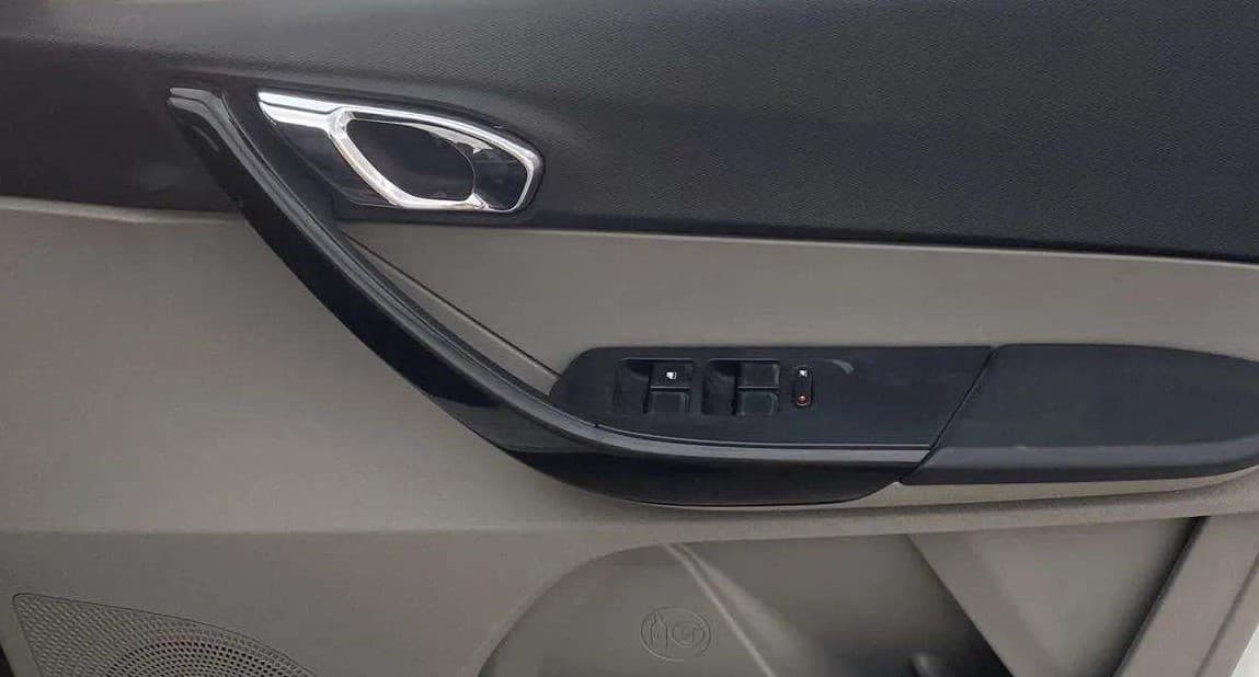 2018 Tata Tiago XZ PETROL, Petrol, Manual, 33,950 km, Driver Side Door Panels Control