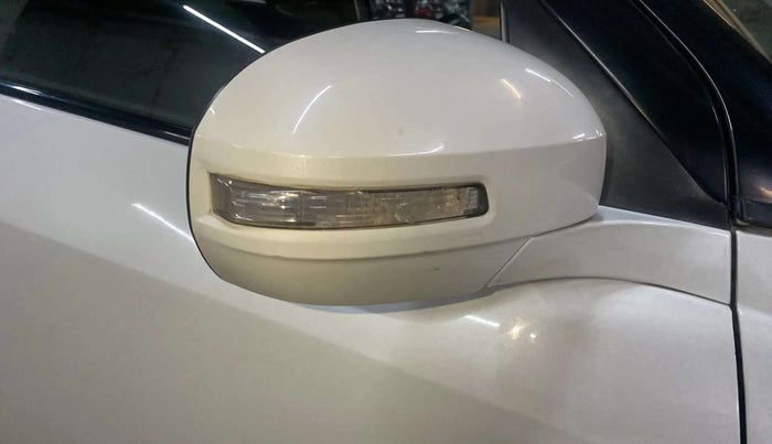 2013 Maruti Swift VDI, Diesel, Manual, 96,404 km, Right rear-view mirror - Indicator light has minor damage