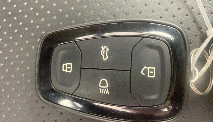 2022 Tata NEXON XZ PLUS (HS) PETROL DUAL TONE, Petrol, Manual, 19,624 km, Key Close Up