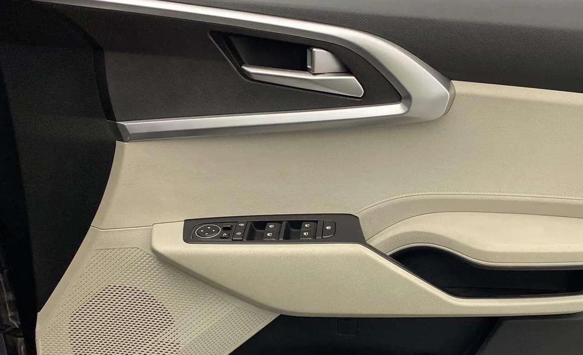 2022 KIA CARENS PRESTIGE PLUS 1.4 PETROL DCT 7 STR, Petrol, Automatic, 25,317 km, Driver Side Door Panels Control