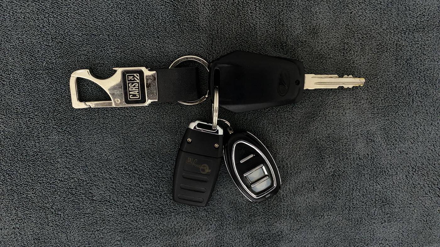 2016 Mahindra Kuv100 K4 6 STR, Petrol, Manual, 16,621 km, Key Close Up