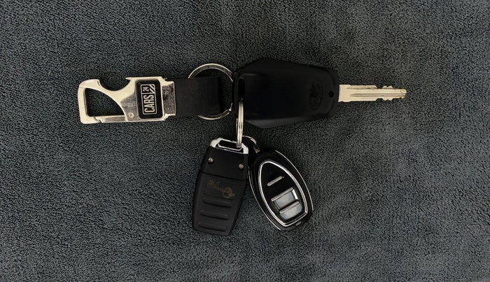 2016 Mahindra Kuv100 K4 6 STR, Petrol, Manual, 16,621 km, Key Close Up