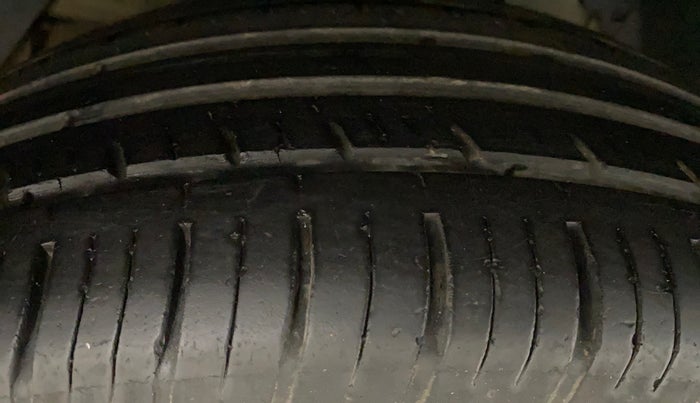 2015 Mahindra XUV500 W6, Diesel, Manual, 60,821 km, Left Front Tyre Tread