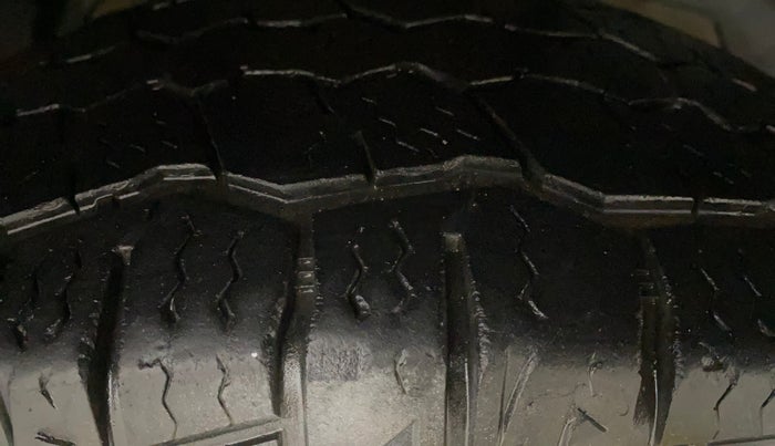 2015 Mahindra XUV500 W6, Diesel, Manual, 60,821 km, Right Front Tyre Tread