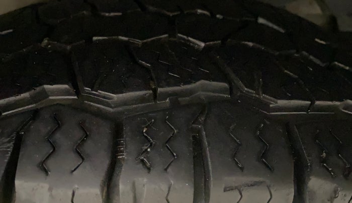 2015 Mahindra XUV500 W6, Diesel, Manual, 60,821 km, Left Rear Tyre Tread