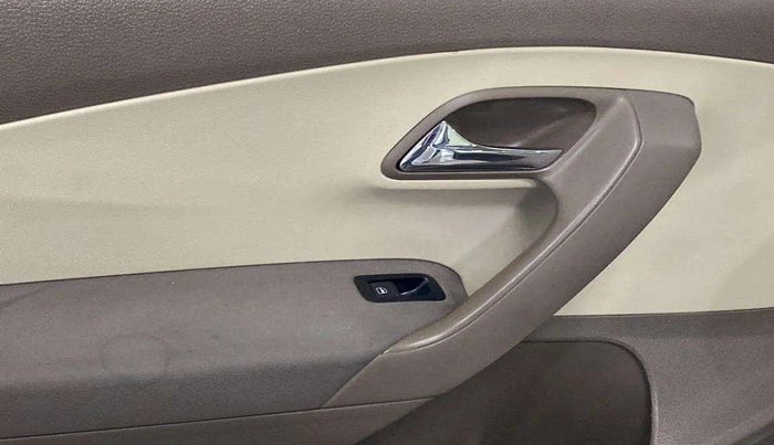 2013 Skoda Rapid AMBITION 1.6 MPI MT PLUS, Petrol, Manual, 60,774 km, Left front window switch / handle - Power window makes minor noise