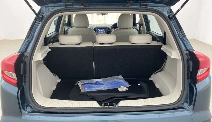 2020 Mahindra XUV300 W6 1.2 PETROL, Petrol, Manual, 30,627 km, Dicky (Boot door) - Parcel tray missing