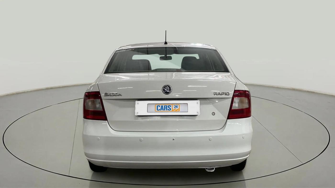 2015 Skoda Rapid AMBITION 1.6 MPI MT PLUS, Petrol, Manual, 56,870 km, Back/Rear