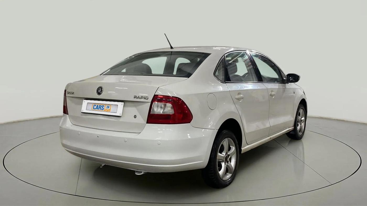 2015 Skoda Rapid AMBITION 1.6 MPI MT PLUS, Petrol, Manual, 56,870 km, Right Back Diagonal