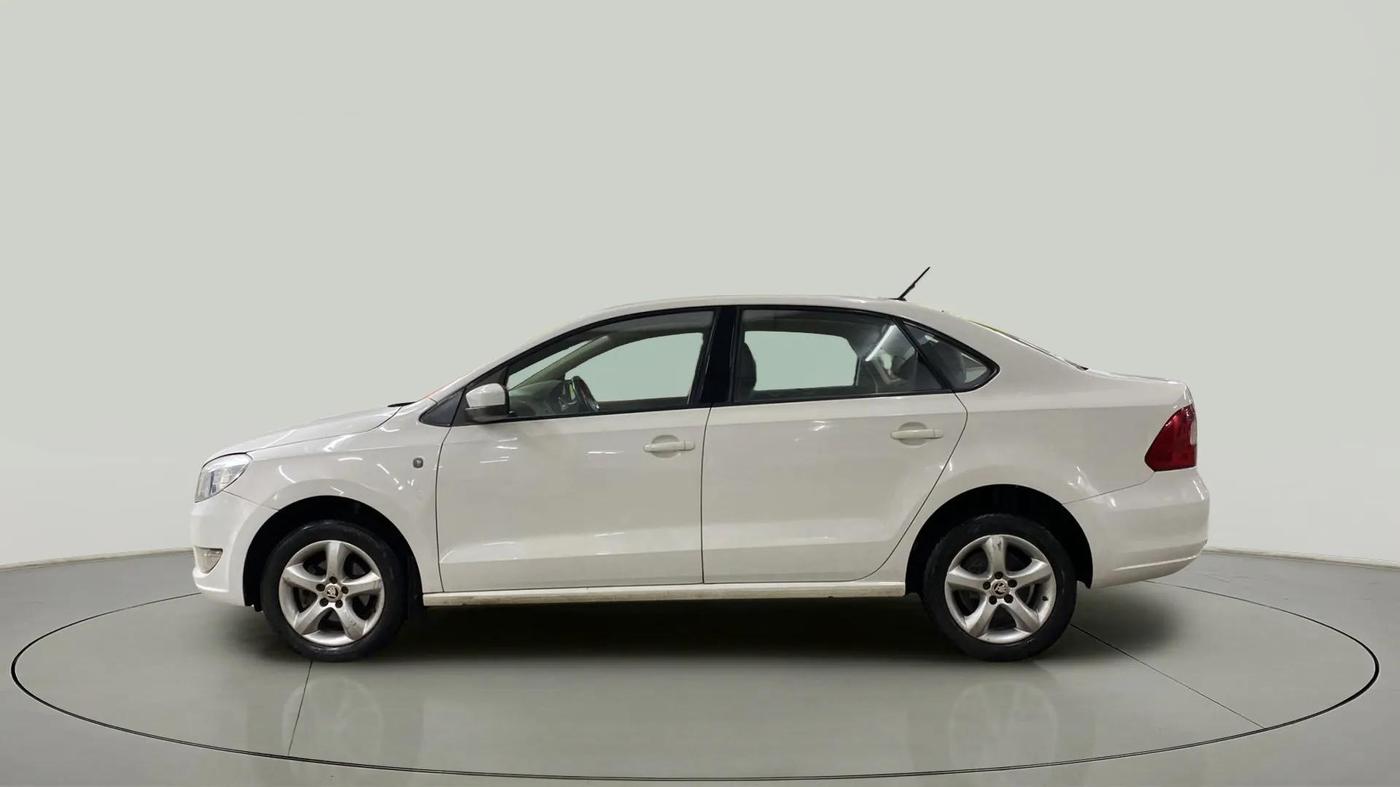 2015 Skoda Rapid AMBITION 1.6 MPI MT PLUS, Petrol, Manual, 56,870 km, Left Side