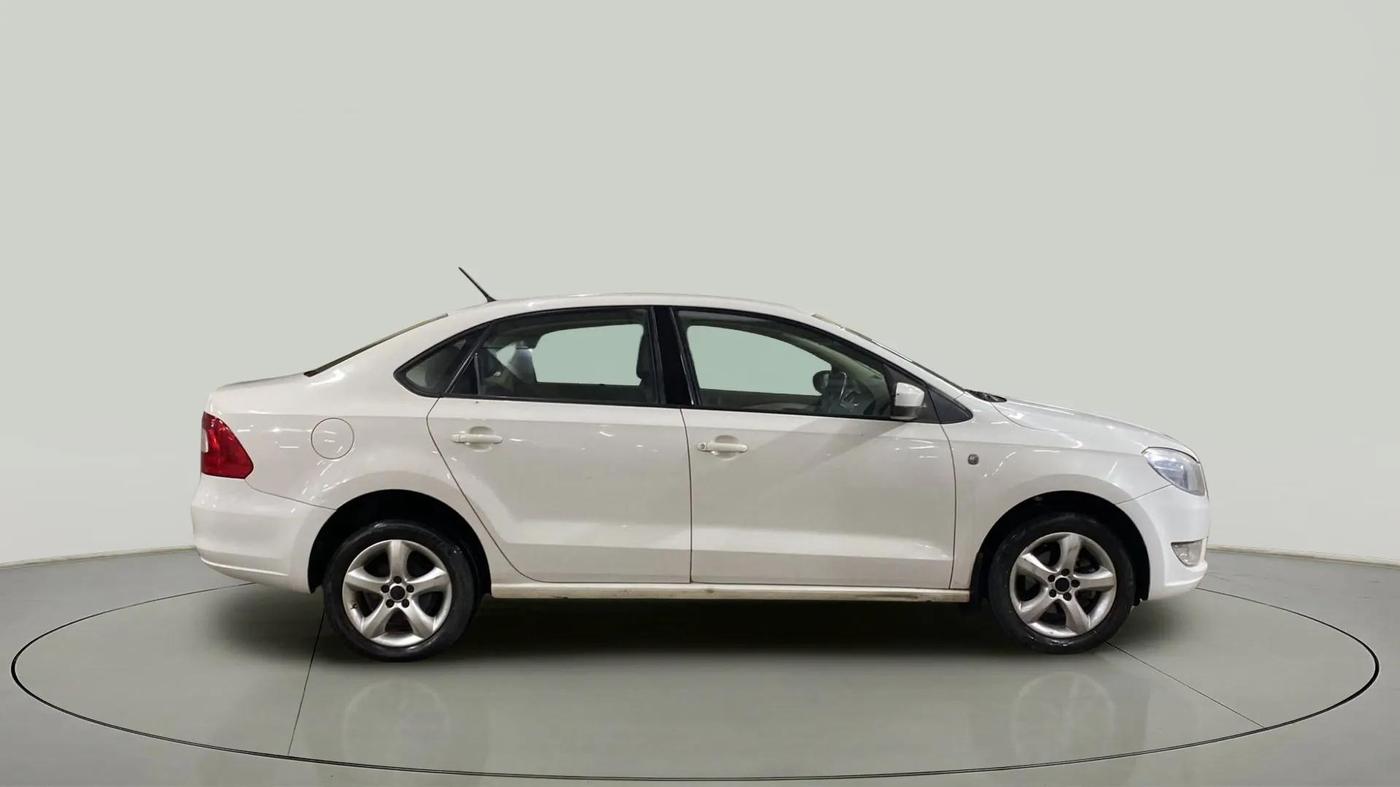 2015 Skoda Rapid AMBITION 1.6 MPI MT PLUS, Petrol, Manual, 56,870 km, Right Side View