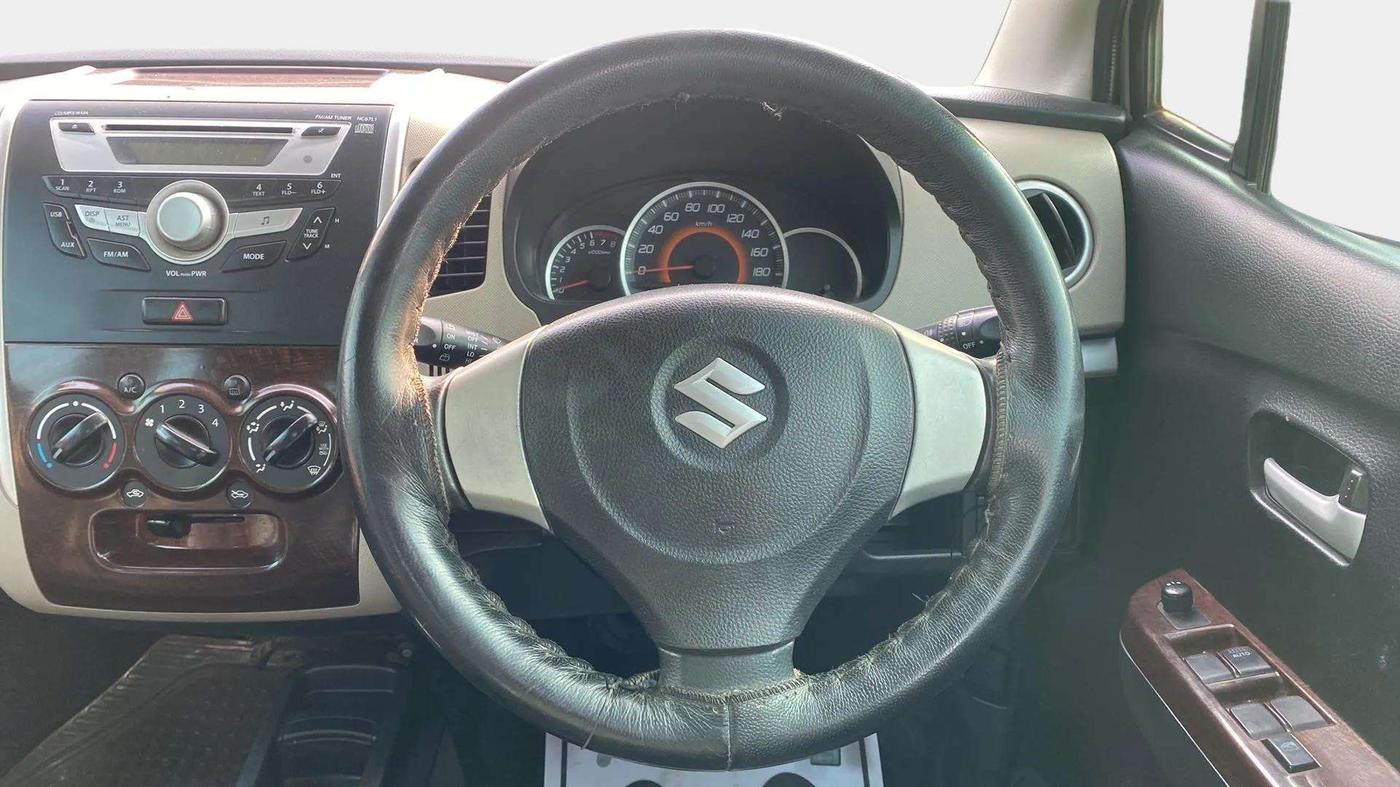 2016 Maruti Wagon R 1.0 VXI, Petrol, Manual, 51,422 km, Steering Wheel Close Up