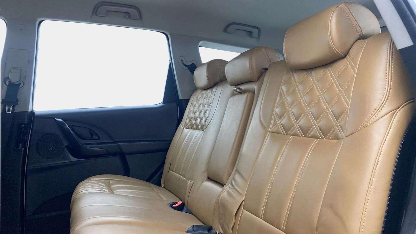 2018 Mahindra XUV500 W5, Diesel, Manual, 42,641 km, Right Side Rear Door Cabin