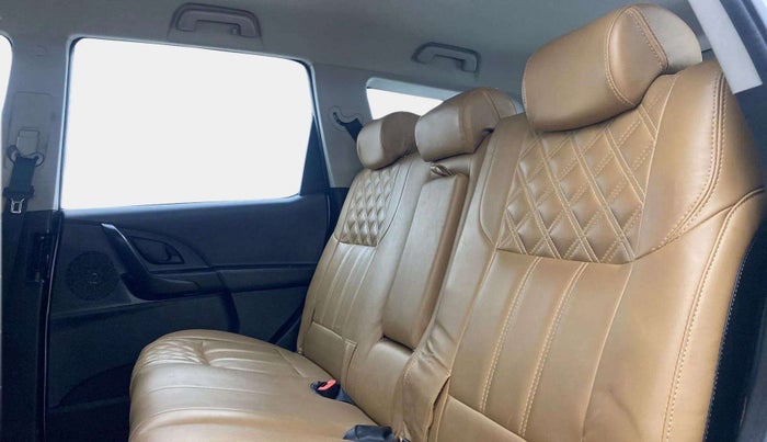 2018 Mahindra XUV500 W5, Diesel, Manual, 42,641 km, Right Side Rear Door Cabin