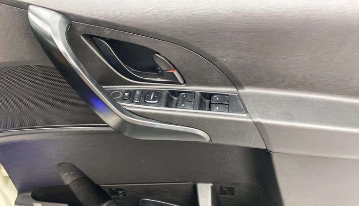 2018 Mahindra XUV500 W5, Diesel, Manual, 42,641 km, Driver Side Door Panels Control